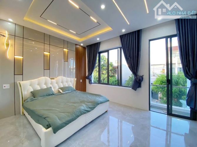 TRUNG TÂM CẦU GIẤY 40M - NHỈNH 9 TỶ - LÔ GÓC THOÁNG SÁNG - 8 PHÒNG - NGÕ RỘNG