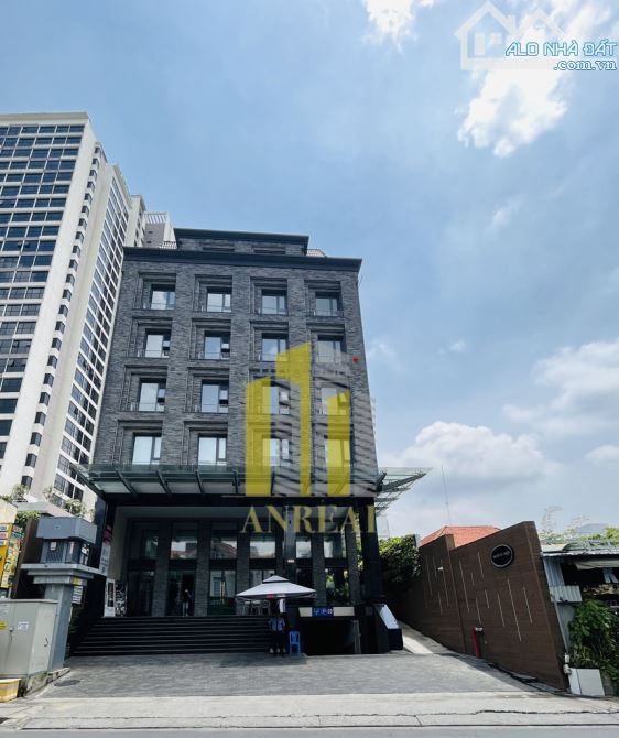 Cho thuê văn phòng Quốc Hương sàn 360m2 trống suốt - có thang máy