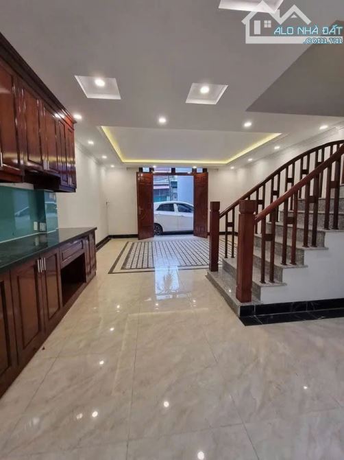 BÁN NHÀ MỚI THẠCH BÀN – Ô tô đỗ cửa – chỉ 50m ra mặt phố 42m, 6 Tầng,MT 5m, 8.6 tỷ