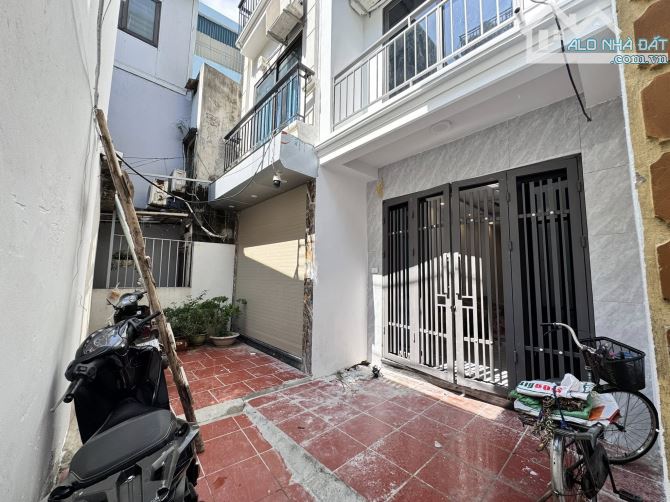 Nhà mới tinh, thiết kế đpẹ, gần oto, sổ nở hậu, trước nhà rộng thoáng, ngõ thông, ở thích.