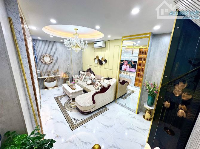 Trung tấm Đống Đa, 5 tầng thang máy, thiết kế đẹp, full nội thất, ngõ thông các ngả.