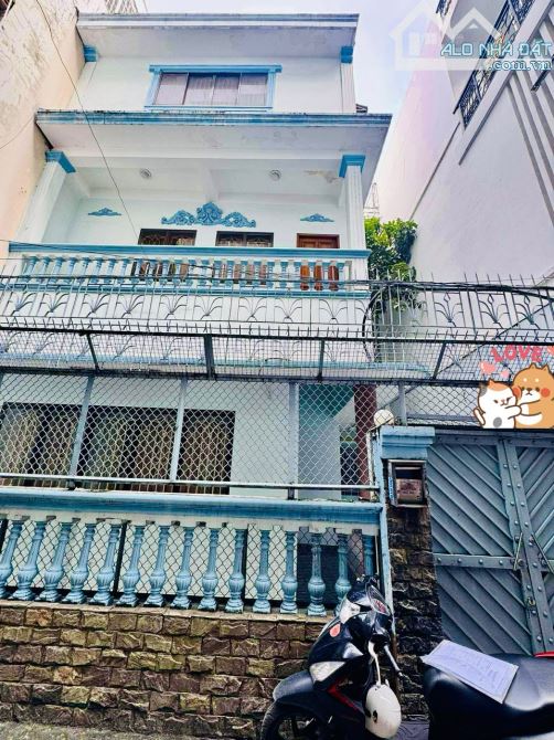 🏰 BÁN BIỆT THỰ PHÁP CỔ QUẬN 4 – XE HƠI NGỦ TRONG NHÀ – CHỈ CÁCH HOÀNG DIỆU 10M