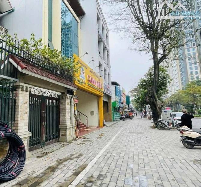 Mặt phố Lạc Long Quân quận Tây Hồ 153m2 MT8.2m-4 Tầng Vỉa Hè Siêu Rộng Kinh Doanh Đẹp