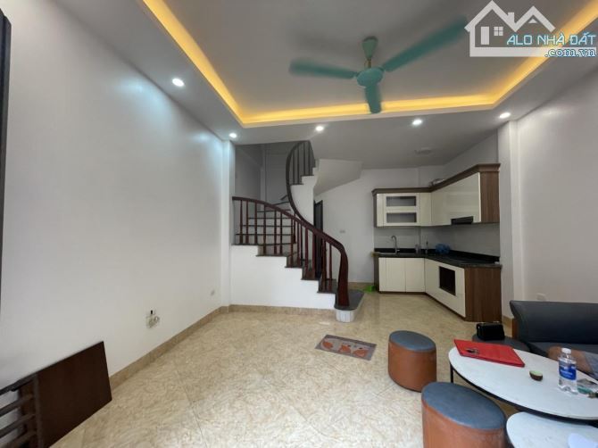 Nhanh tay! Hoàng Mai chỉ nhỉnh 7 tỷ gần phố, ngõ thông, ở ngay, nội thất xịn, 35m2.