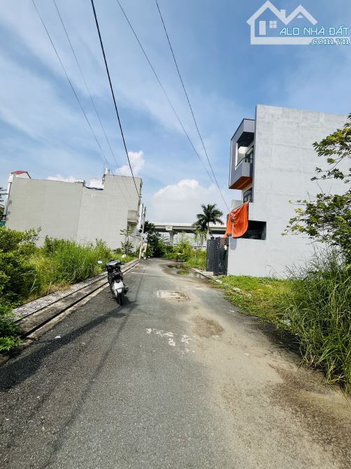 HẺM XE TRÁNH, NHÀ 3 TẦNG ĐÚC SÁT V, NGUYỄN XIỂN Q9, 4PN, 5,15 tỷ (còn bớt) DÂN TRÍ