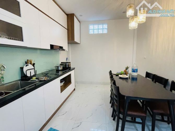 Ô TÔ ĐỖ CỬA - KINH DOANH - 2 THOÁNG  - NHÀ ĐẸP Ở NGAY - CÁCH PHỐ 40M - FULL NỘI THẤT -