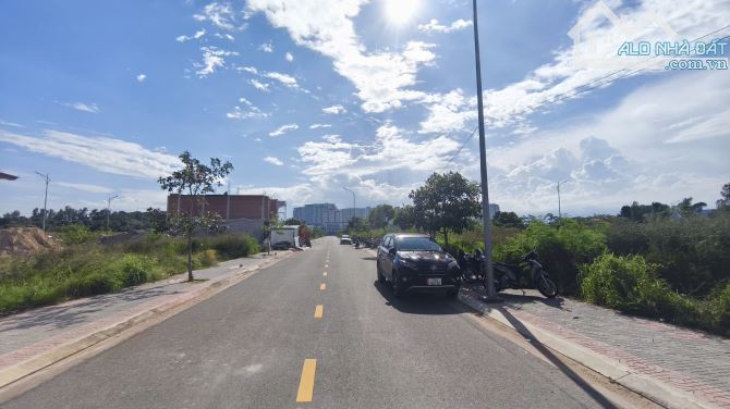 BÁN LÔ ĐẤT ĐẸP MẶT TIỀN ĐƯỜNG CÓ VỈA HÈ 13m TRUNG TÂM ĐÔ THỊ CHÍ LINH P.RẠCH DỪA TP HCM