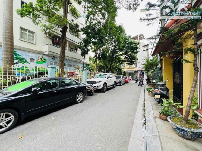 Bán nhà Cầu Giấy, khu phân lô, Ô Tô vào nhà, DT 76 m2,, MT 4.5m, giá 17.5tỷ, nhà 4 tầng