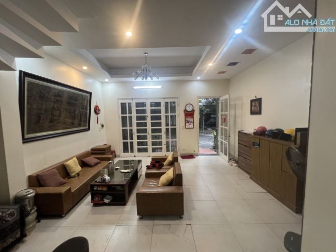 Bán Liền kề mặt đường Yên Xá Tổng Cục 5, 70m2, mặt tiền 5m, Plo vỉa hè, Kinh doanh