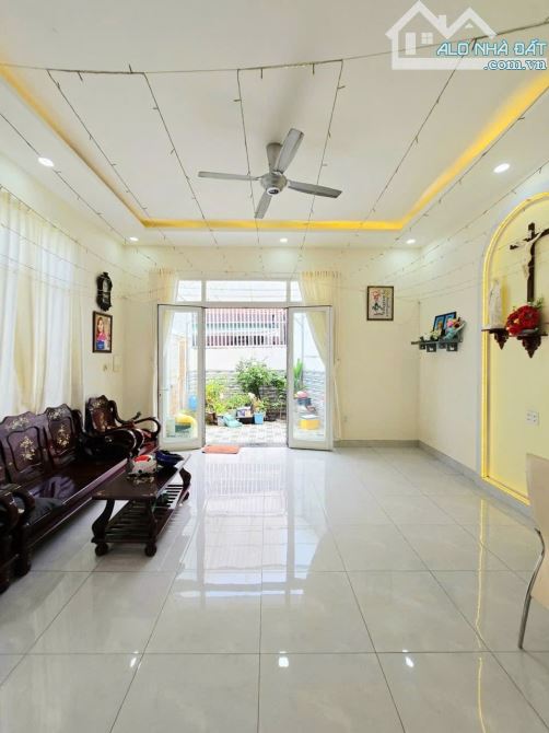 BÁN NHÀ 2 MẶT TIỀN HẺM ô tô đường NGUYỄN DUY TRINH Q2, dt 83m2 đất ko lộ giới