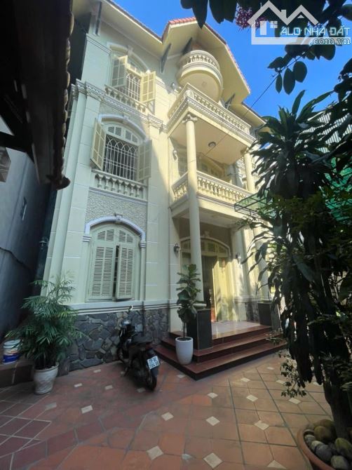BÁN BIỆT THỰ XUÂN THỦY 218M2 – KIẾN TRÚC PHÁP – SÂN VƯỜN ĐẸP – 55 TỶ CẦU GIẤY