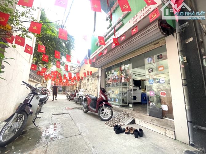 Trần  cung  nhà đẹp dân xây mặt ngõ kinh doanh ô tô đỗ cửa