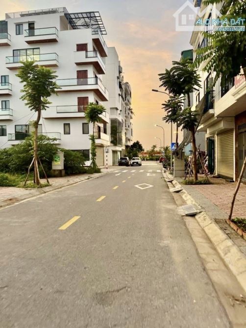 Bán đất sát công viên Ngọc Thụy, 82m2, MT 6m, đường 12m vỉa hè, KD sầm uất, 22 tỷ
