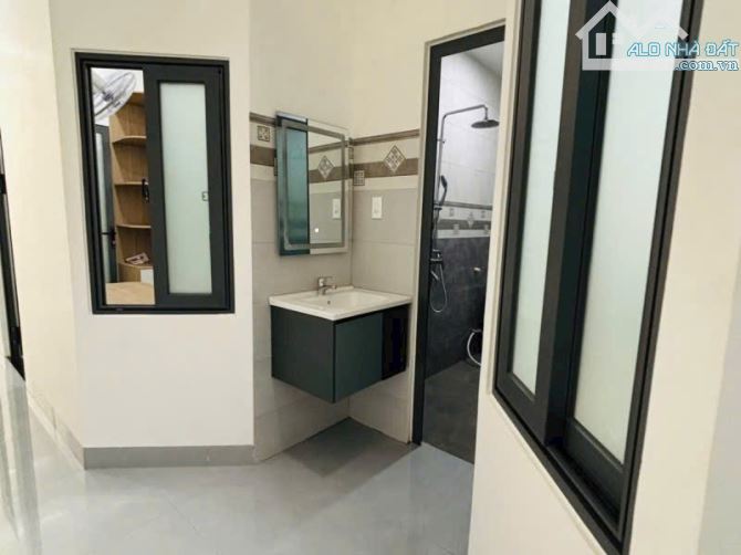 BÁN NHÀ MỚI HẺM XE Ô TÔ 451 Y MOAN, PHƯỜNG BUÔN MA THUỘT (5x25) 3 PHÒNG NGỦ, SÂN Ô TÔ