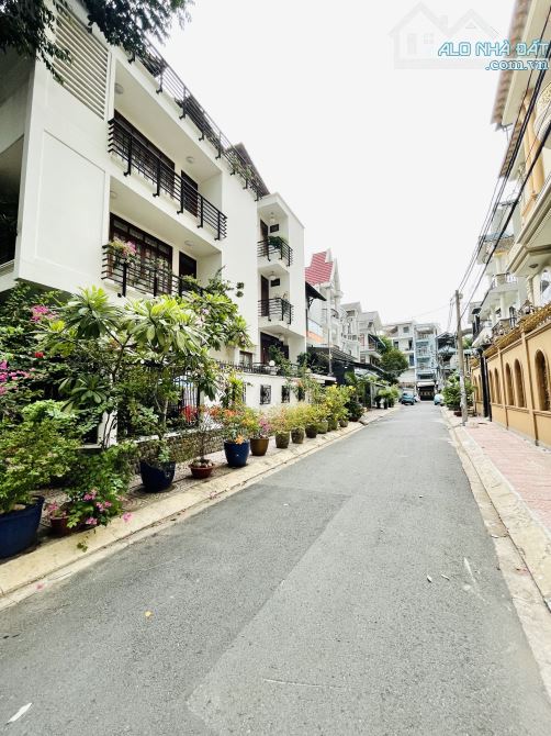 Mặt tiền khu Bình Phú - 4 tầng - 4x18m - 4PN - Gần công viên - Nội thất cao cấp