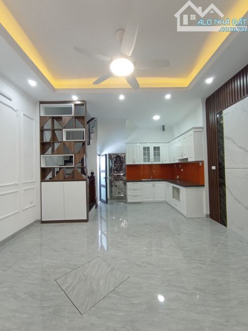 Cần bán nhà phân lô phố Văn Chương,Đống Đa 30 m2 x 6 tầng thang máy ô tô vào 9,1ty