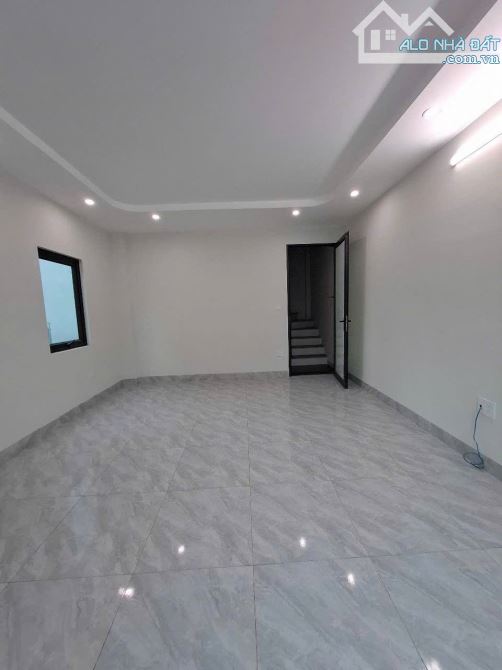ĐẠI CÁT – 34M² – 5 TẦNG – MT 4.2M – LÔ GÓC, Ô TÔ ĐỖ CỬA, BÃI XE GẦN NHÀ – 5.9 TỶ
