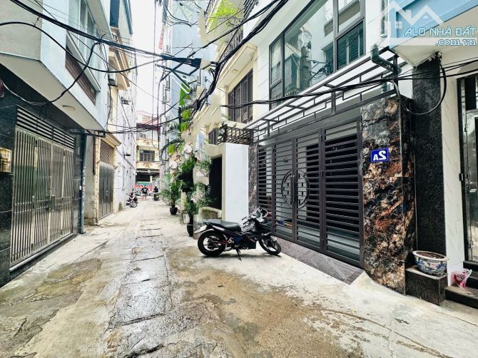 Chủ cần bán gấp nhà Dương Quảng Hàm Cầu Giấy ngõ thông oto KD 65m x6t nhỉnh 21 tỷ TL.