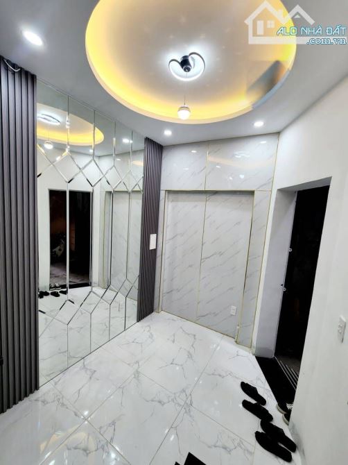 Bán nhà Đê La Thành, Đống Đa, 20m2, 4 tầng, 2 ngủ chỉ 2,89 tỷ