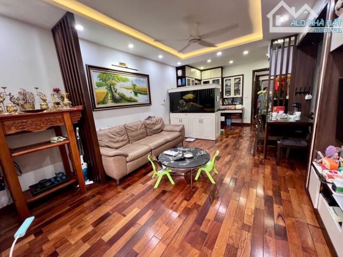 CĂN HỘ TẬP THỂ TÔN ĐỨC THẮNG  70m2 - 4,95 tỷ ĐẸP XỊN SÒ - OTO ĐỖ CHÂN CẦU THANG - 2 THOÁNG