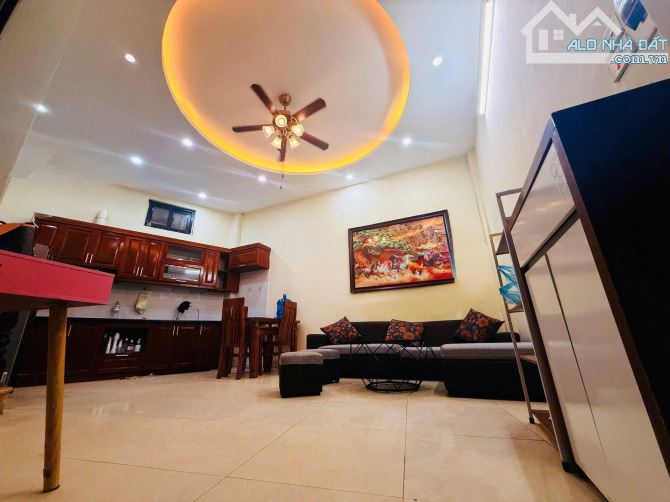 Cho thuê nhà nguyên căn Vũ Tông Phan, Khương Đình, Thanh Xuân. DT 35m x 4 tầng, giá 10tr