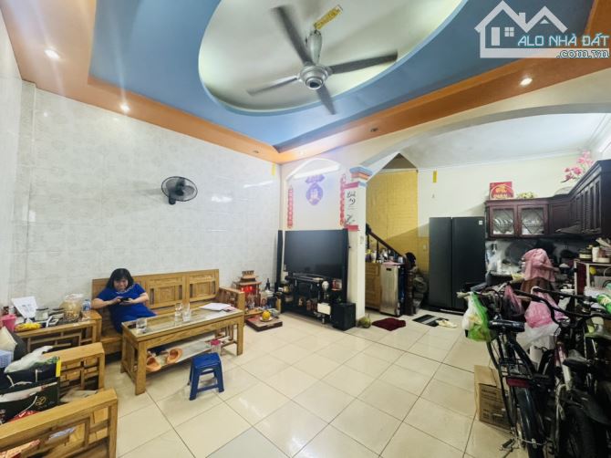 BÁN NHÀ PHỐ TRẠM - LONG BIÊN - 41M2 - 6.45 TỶ - GẦN VƯỜN HOA - KHU DÂN TRÍ CAO