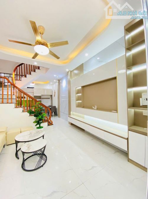 Bán nhà ba tầng, diện tích 40 m², hướng đông nam. Giá 2.1 tyt - 1