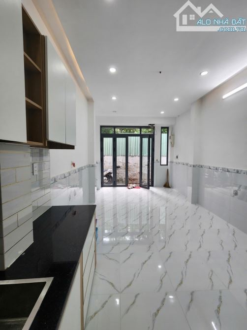 NHÀ MỚI XÂY VỊ TRÍ VÀNG - 3.7X8M - 3 TẦNG - CHỈ 4.35 TỶ - 1