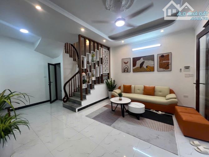 Bán nhà 5 tầngThạch Bàn mới kính coong ,ngõ thoáng , ô tô gửi ngay cạnh nhà chỉ hơn 5 tỷ - 1