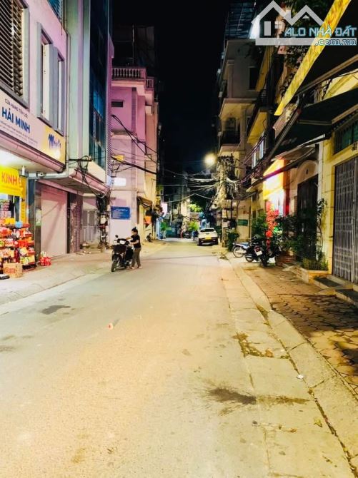 TT CẦU GIẤY-  GIÁP TÂY HỒ- BA ĐÌNH- Gần PHỐ - GẦN HỒ- 20 m NGÕ Ô TÔ TRÁNH- LẠC LONG QUÂN - 1