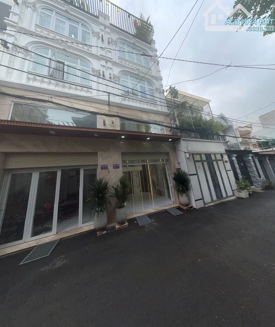 Nhà đẹp có thang máy vị trí rất thuận tiện ngay gần Công viên, chợ,siêu thị, trường học