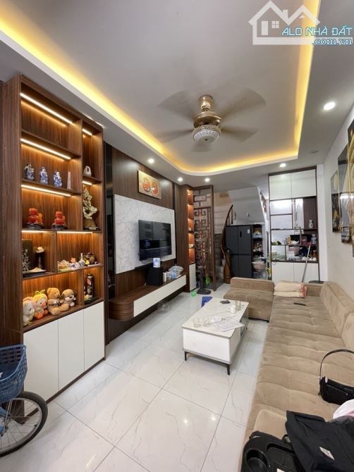 🏡 Bán nhà phân lô ô tô đỗ cửa – Việt Hưng, Long Biên - Ngõ thông  Ô Tô !   ✨ Diện tích: 4 - 1