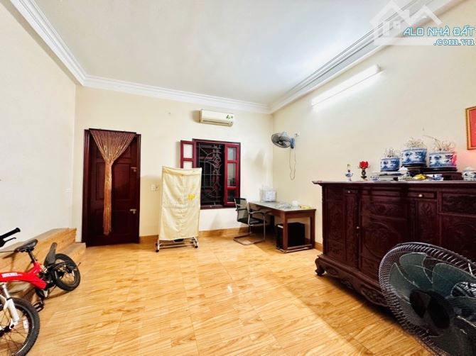 Cần Bán Nhà Phố Hoàng Mai : Vị Trí Đẹp - Ô Tô Đỗ Cổng - Dân Xây- 30m Ô Tô Tránh - 1