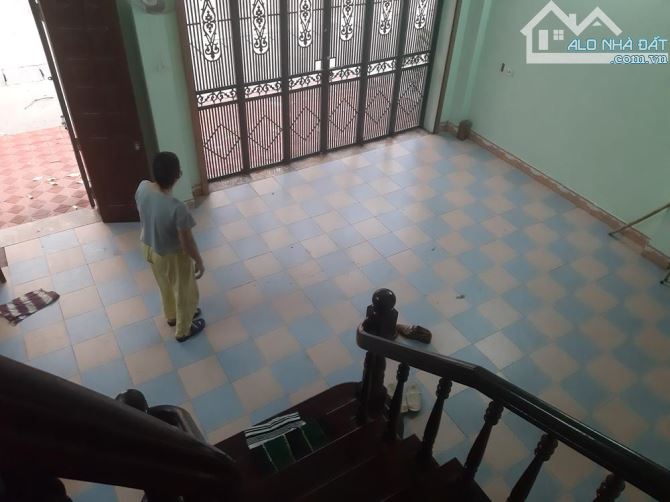 Cho thuê nhà ngõ 100 Hoàng Quốc Việt. Diện tích 50m2 x 4,5 tầng để ô tô, lô góc 2 mặt - 1