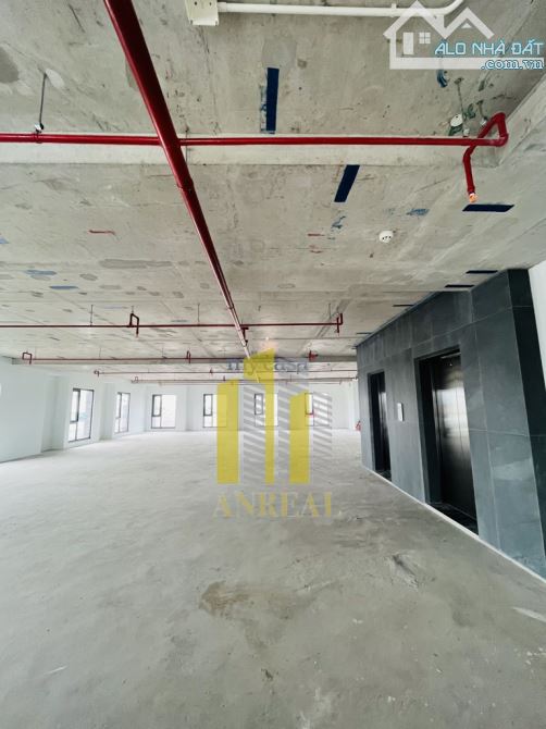 Cho thuê văn phòng Quốc Hương sàn 360m2 trống suốt - có thang máy - 1