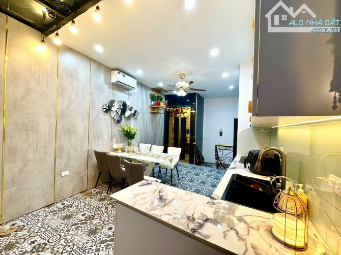 Trung tấm Đống Đa, 5 tầng thang máy, thiết kế đẹp, full nội thất, ngõ thông các ngả. - 1