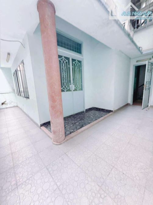 🏰 BÁN BIỆT THỰ PHÁP CỔ QUẬN 4 – XE HƠI NGỦ TRONG NHÀ – CHỈ CÁCH HOÀNG DIỆU 10M - 1