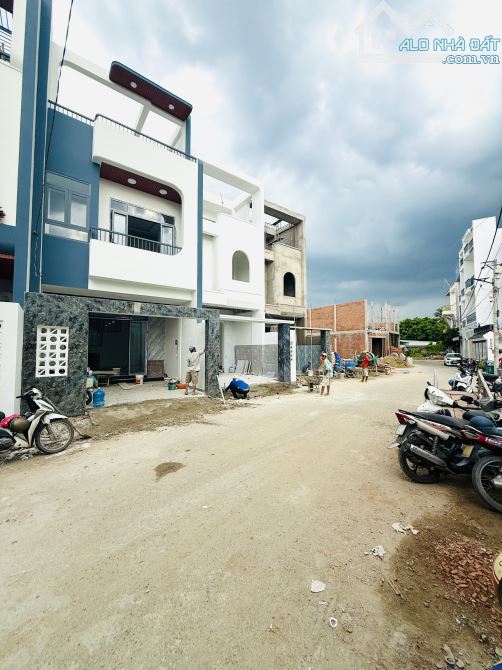 CHỦ GỬI BÁN NHÀ 1 TRỆT  2 LẦU PHƯỜNG BIÊN HOÀ ( hoá an củ). DT: 5x19,6=98M2. GIÁ: 4TỶ8 - 1