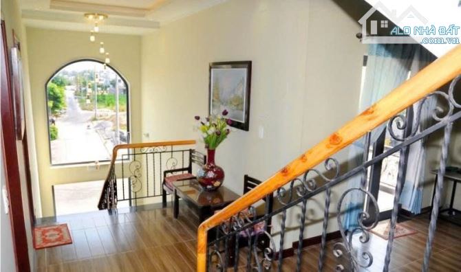 CẦN BÁN NHÀ VILA NỘI THẤT HIỆN ĐẠI VÀ THOÁNG MÁT KHU BỜ HỒ, BÀU TRAM 2, HỘI AN - 1