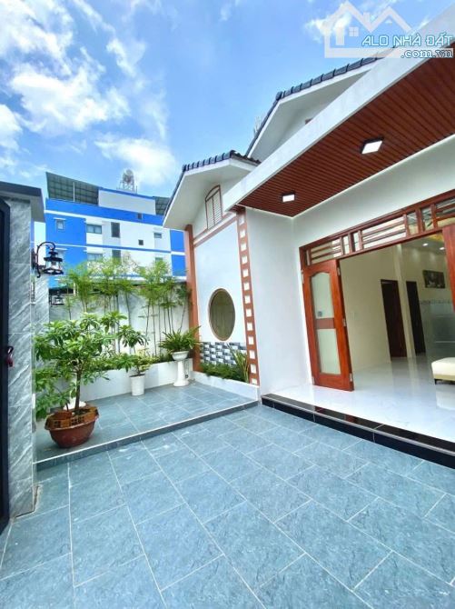 Cần bán căn biệt thự nhà vườn Thị Trấn HM 7,6*16m đg xe hơi 3pn2wc Giá 4tỷ 390tr - 1
