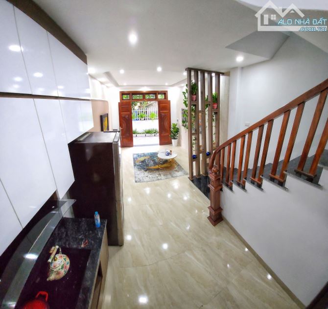 🏡 BÁN NHÀ ĐẸP PHỐ BÁT KHỐI – LONG BIÊN ✨ Diện tích: 35m² | 5 tầng | Ô tô đỗ cổng 💰 Giá c - 1