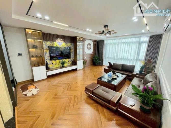 BÁN NHÀ NGUYỄN VĂN CỪ, GARA Ô TÔ, THANG MÁY LONG LANH, TẶNG NỘI THẤT CHẤT, GẦN PHỐ, GIÁ TỐ - 1