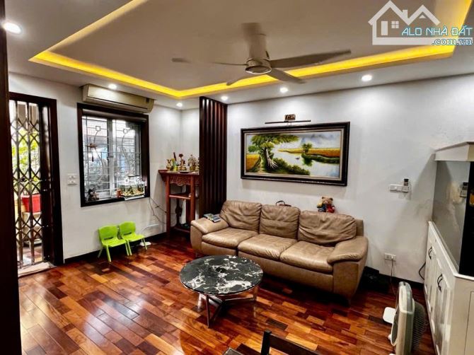 CĂN HỘ TẬP THỂ TÔN ĐỨC THẮNG  70m2 - 4,95 tỷ ĐẸP XỊN SÒ - OTO ĐỖ CHÂN CẦU THANG - 2 THOÁNG - 1