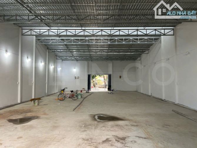 Kho xưởng 300m² có sân sau mặt sông nhỏ, đường cặp Quốc Lộ 1A - 1