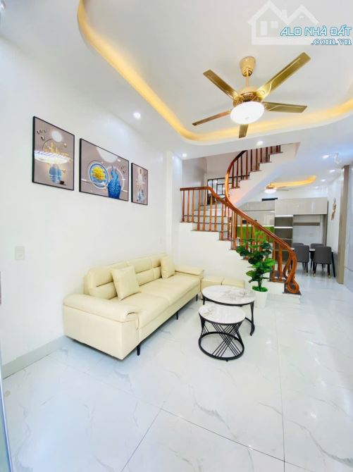 Bán nhà ba tầng, diện tích 40 m², hướng đông nam. Giá 2.1 tyt - 2