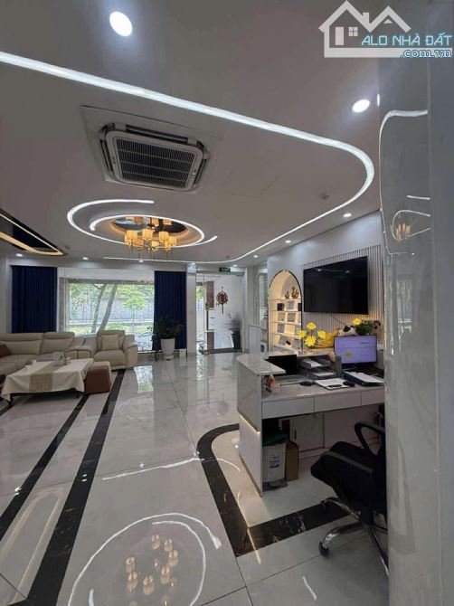 MẶT PHỐ QUAN HOA - TÒA VP 9 TẦNG - THANG MÁY - VỈA HÈ RỘNG - KD - DT 143m² 110 tỷ - 2