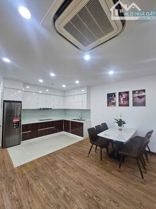 Bán chung cư Cầu Giấy. Lô góc. DT: 124m, 3N, 2VS, khách, bếp. Giá: 10,9 tỷ - 2