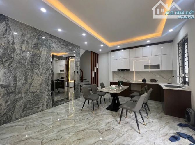GẤP BÁN NHÀ HỒNG TIẾN, DT 40M2, MT 4.8M, 6 TẦNG TM, OTO ĐỖ CỬA. GIÁ 11.28 TỶ (CTL) - 2