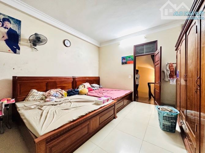 Cần Bán Nhà Phố Hoàng Mai : Vị Trí Đẹp - Ô Tô Đỗ Cổng - Dân Xây- 30m Ô Tô Tránh - 2