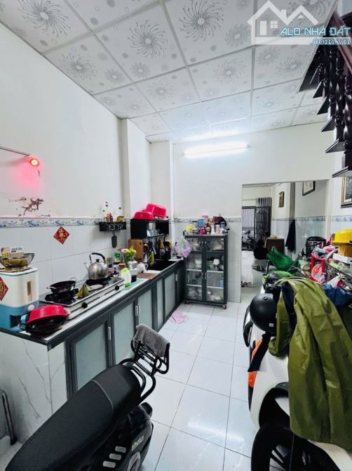 Nhà Hẻm Quận 6 giá Tốt ngay trung tâm. Dt: 3.1mX13.3m . Chỉ 4.45 tỷ - 2
